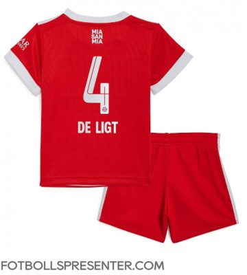 Bayern Munich Matthijs de Ligt #4 Hemmatröja Barn 2022-23 Kortärmad (+ korta byxor)